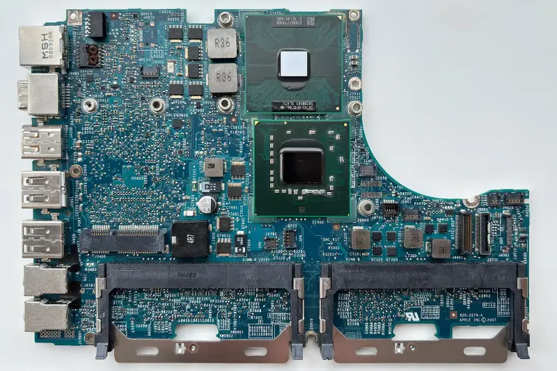 MacBook с наклейкой стартапа