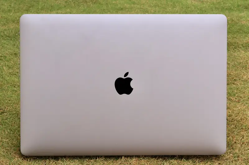 MacBook с наклейкой стартапа — фото 2
