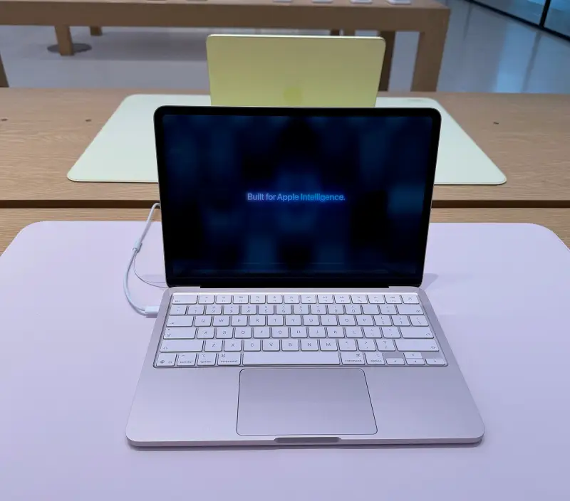 MacBook с наклейкой стартапа — фото 5